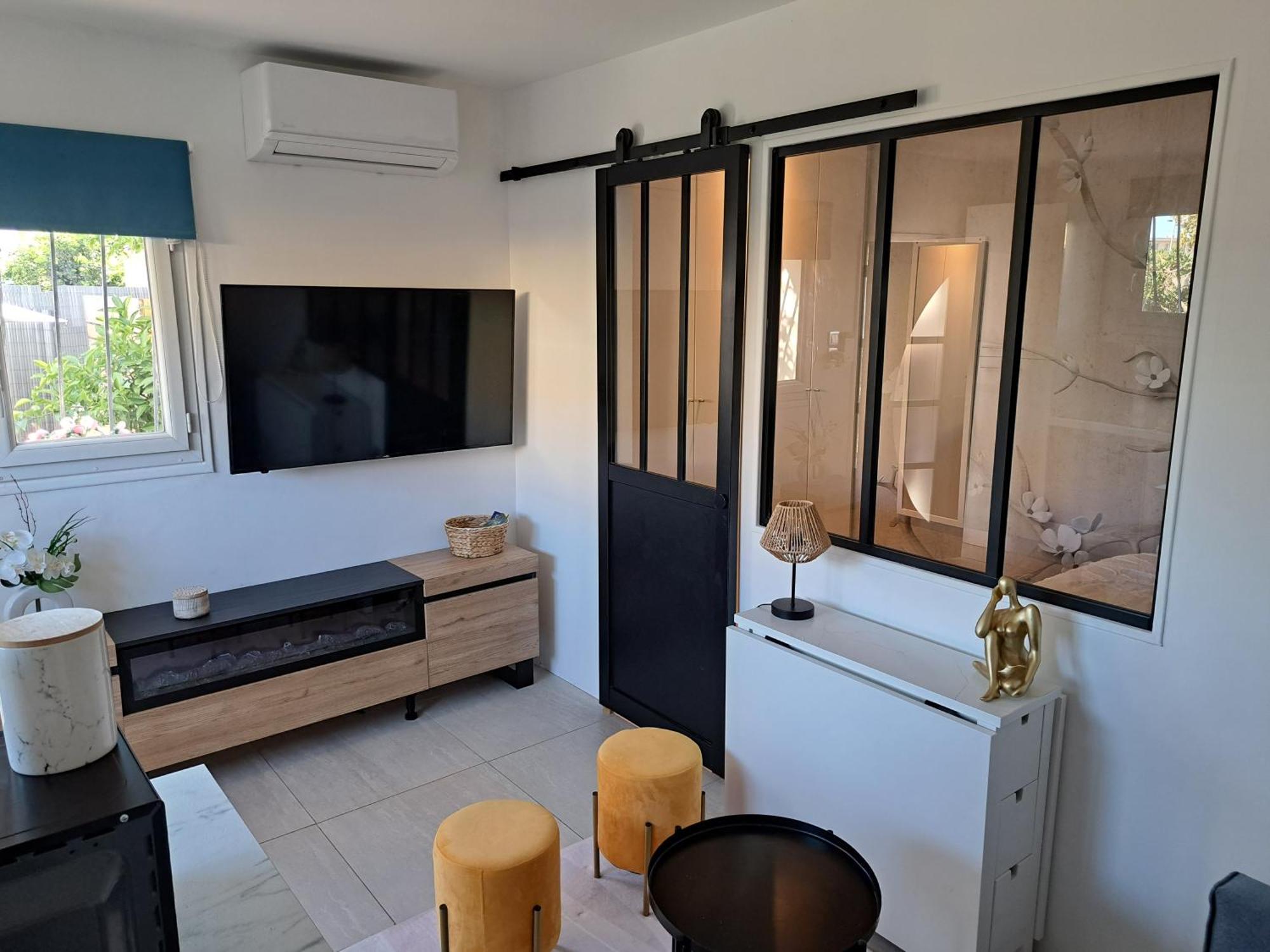Seduisant Studio Avec Cour Privative La Crau Luaran gambar