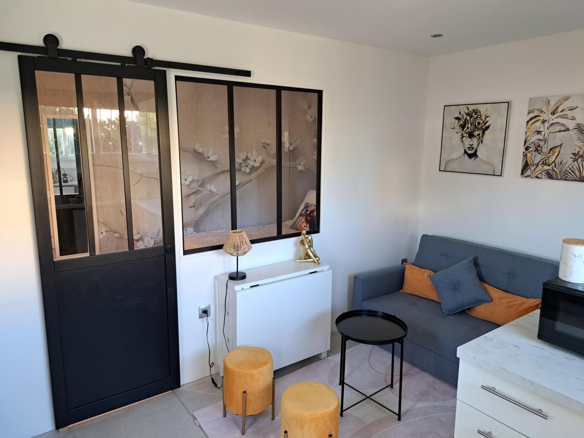 Seduisant Studio Avec Cour Privative La Crau Luaran gambar