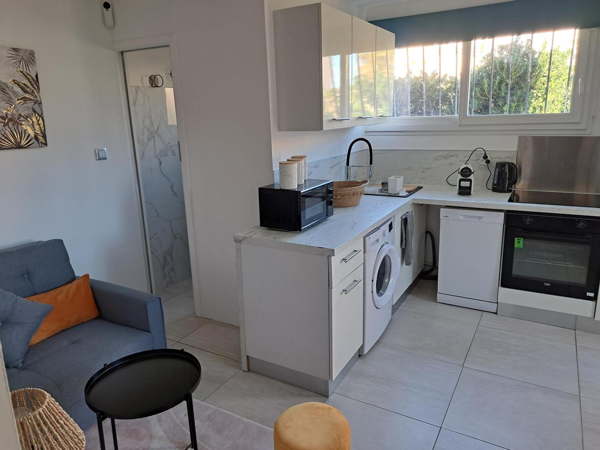 Seduisant Studio Avec Cour Privative La Crau Luaran gambar